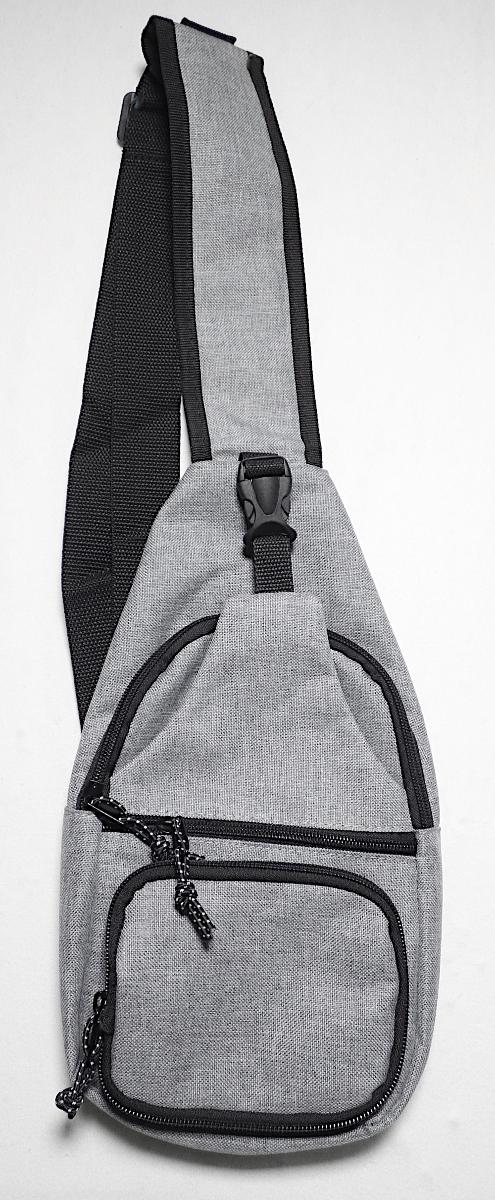 Handtasche, Foto siehe Anlage,
- mit einer Außenseite aus Spinnstoffen,
- mit einem längenverstellbaren, gepolsterten Tragegurt, womit die Handtasche
  quer über dem Oberkörper getragen wird,
- an der Vorderseite mit zwei Reißverschlussfächern und einem Einsteckfach mit
  einer Lasche mit Schnappverschluss,
- das Hauptfach ist mit einem halbkreisförmig verlaufenden Reißverschluss versehen,
- - gefüttert; innen mit einem offenen Einsteckfach ausgestattet,
- mit den Abmessungen: ca. 17 cm (Breite) x 33 cm (Höhe) x 6 cm (Tiefe),
- ohne Hinweise auf Handarbeit,
- Handtasche, da aufgrund der Größe und des Gesamteindrucks in erster Linie dazu geeignet,
  kleinere, persönliche Gegenstände aufzunehmen.

"Handtasche, mit Außenseite aus Spinnstoffen, nicht handgearbeitet"