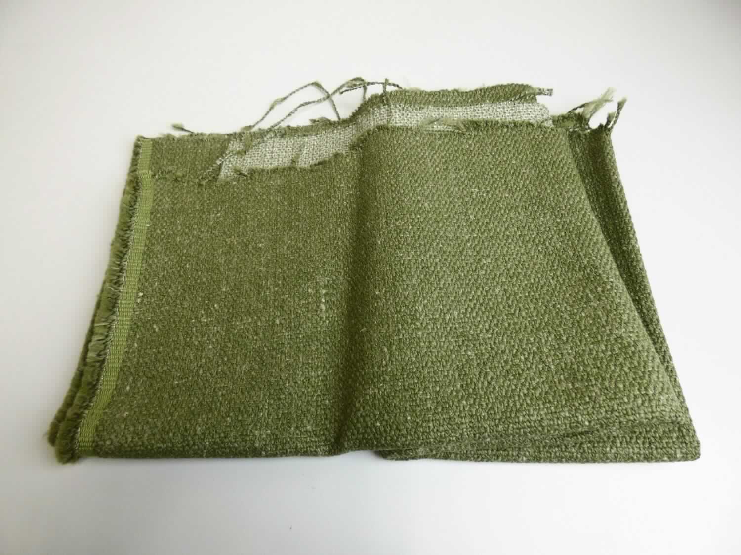 Mit Kunststoff bestrichenes Gewebe, sog. Möbelbezugsstoff, Foto siehe Anlage,
- als Meterware, mit einer Breite von mehr als 30 cm,
- laut Untersuchungsergebnis:
-- aus einem buntgewebten Gewebe in Musterbindung laut Antrag aus synthetischen Chemiefasern (Polyester und 
   Polyacryl) und Leinen, das einseitig (Unterseite) mit dem bloßen Auge wahrnehmbar mit Kunststoff (laut Antrag 
   Acrylat; kein Zellkunststoff) bestrichen ist; somit keine Ware der Position 5514,
- von Hand bei einer Temperatur zwischen 15 und 30 °C auf einen Dorn von 7 mm Durchmesser aufrollbar,
  ohne rissig zu werden,
- dient laut Antrag zur Verwendung als Möbelbezugsstoff.

"Gewebe, mit Kunststoff (Acrylat) bestrichen, anderes als solche der Position 5902, mit Schauseite aus 
 Spinnstoffen"
