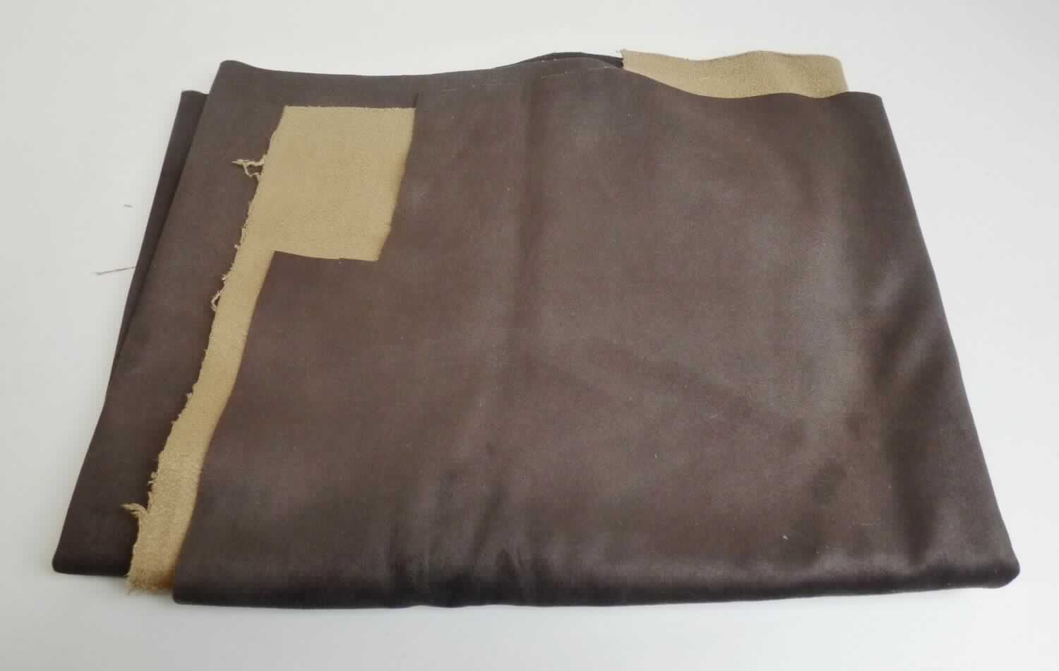Textillaminat, sog. Möbelbezugsstoff, Foto siehe Anlage,
- als Meterware, mit einer Breite von mehr als 30 cm,
- aus zwei mit ihrer ganzen Fläche aufeinanderliegenden und so miteinander durch Kleben verbundenen Lagen:
-- mit einer Oberlage (Schauseite): 
--- aus einem gerauten und gefärbten Kuliergewirke (Interlock) aus synthetischen Chemiefasern (laut Antrag
    Polyester), 
--- kein Samt, Plüsch (gewirkt oder gestrickt), Schlingengewirke und Schlingengestricke, somit keine Ware der 
     Position 6001,
--- keine Elastomergarne oder Kautschukfäden enthaltend,
-- mit einer Unterlage: 
--- aus einem einfarbigen Gewebe aus synthetischen Chemiefasern,
- das die Schauseite bildende Kuliergewirke verleiht der Ware insbesondere im Hinblick auf die Verwendung als 
  Möbelbezugsstoff ihren wesentlichen Charakter.

"Gewirke, anderes als in den Positionen 6001 bis 6005 genannte, aus synthetischen Chemiefasern, gefärbt"