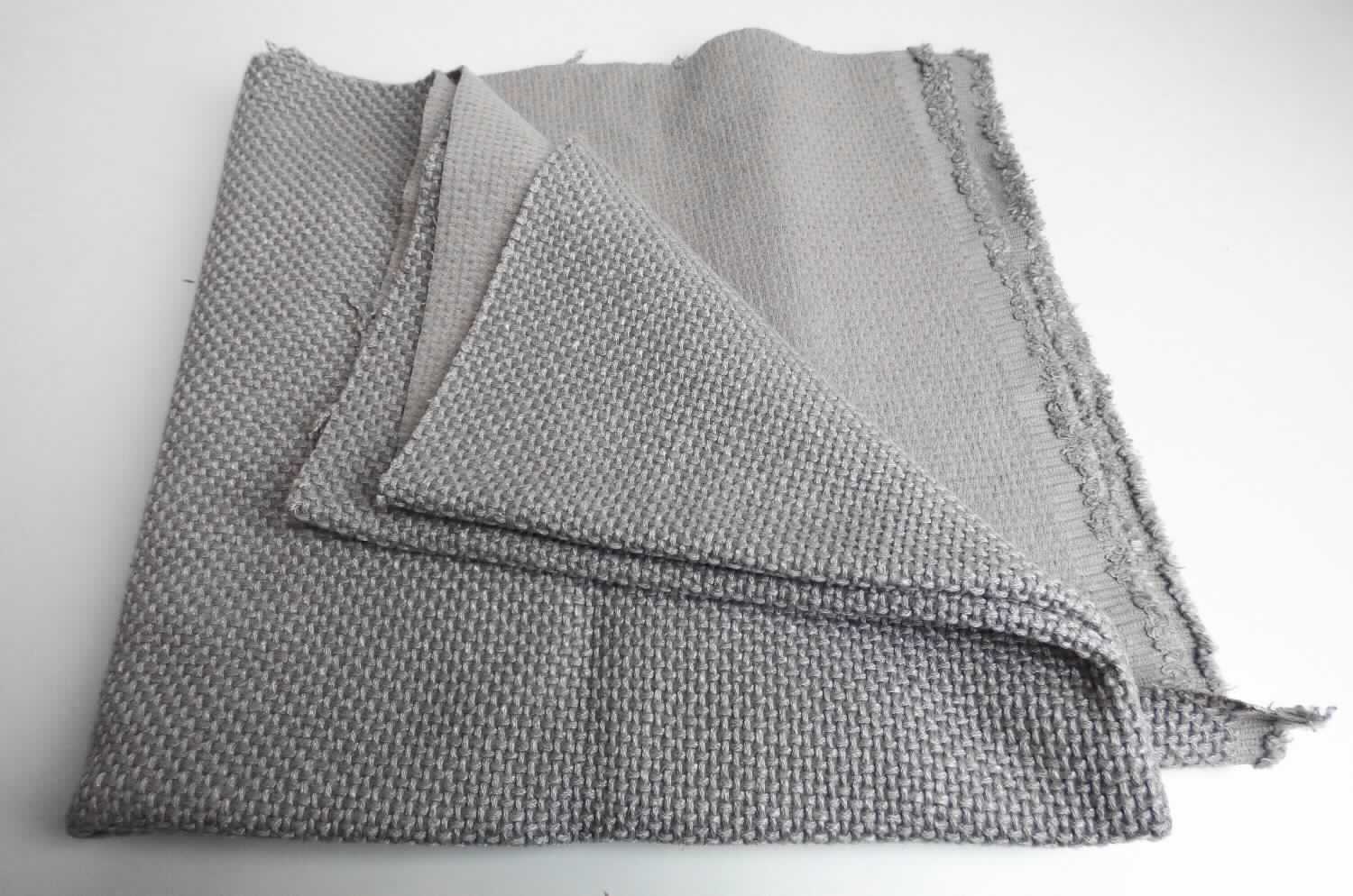 Gewebe, sog. Möbelbezugsstoff, Foto siehe Anlage,
- als Meterware, mit einer Breite von mehr als 30 cm,
- laut Untersuchungsergebnis: 
-- aus dicken Garnen aus künstlichen Spinnfasern (laut Antrag Rayon) und Leinen sowie aus dünnen Garnen aus 
   Baumwolle; somit keine Ware der Position 5408,
-- mit einem Gesamtanteil an:
--- künstlichen Spinnfasern von ca. 50 GHT,
--- Baumwolle von ca. 30 GHT,
--- Leinen von ca. 20 GHT,
-- gefärbt,
-- in Musterbindung.

"Gewebe aus künstlichen Spinnfasern, mit einem Anteil an künstlichen Spinnfasern von weniger als 85 GHT, 
hauptsächlich mit Baumwolle gemischt, gefärbt"