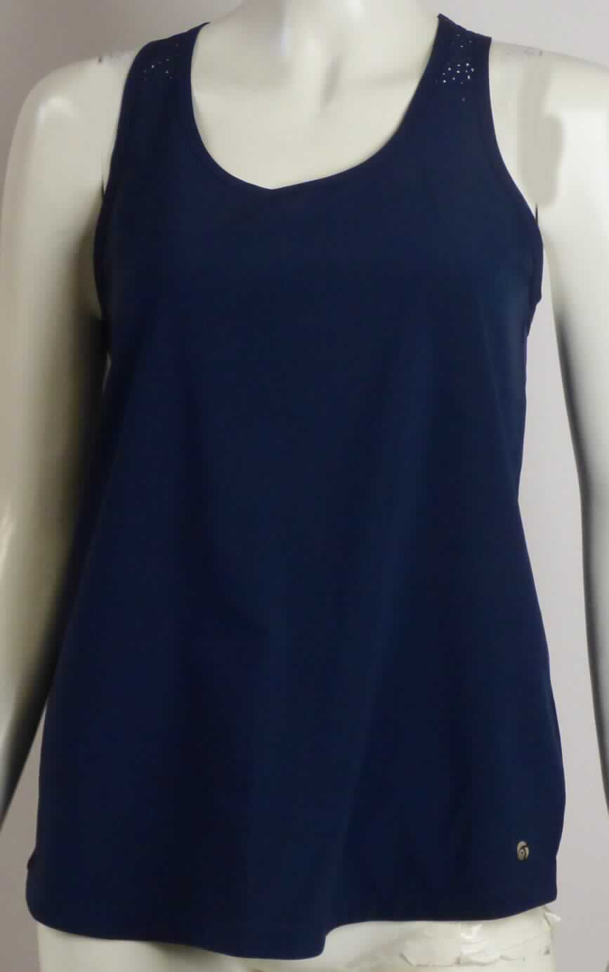 Bluse, sog. Damen Fitness-Top, P.95895, Größe 36, Foto siehe Anlage,
- aus 0,2 mm dicken, einfarbigen Geweben aus lt. Antrag 88 % Polyester und 12 % Elasthan (beides synthetische 
  Chemiefasern,
- über die Taille reichend (Rückenlänge: ca. 62 cm), 
- mit einem runden Halsausschnitt, 
- ohne Öffnung und ohne Verschluss,
- ohne Hinweise auf den Trägerkreis (unisex),
- ärmellos, mit weiten Armausschnitten,
- im Rücken und Schulterbereich mit Lochmuster (laut Antrag Laser Cut) versehen,
- am unteren Rand durch Umschlagen und Festnähen gesäumt.
 
"Bluse, aus Geweben, für Frauen, aus Chemiefasern"