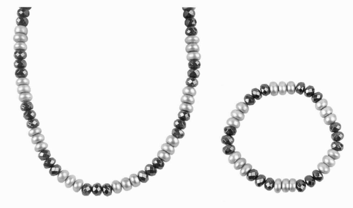 Zweiteiliges Set aus einer Halskette (Collier) und einem Armband, jeweils bestehend aus Süßwasserzuchtperlen (grau) und Hämatit (schwarze Schmucksteine); Perlen und Hämatit-Schmucksteine sind auf einer sog. Gummi/Stahlseide-Schnur aufgefädelt,
- Collier mit einer Länge von etwa 45 cm, ausgestattet mit einer etwa 5 cm langen Verlängerungskette aus unedlem
  Metall und einem herzförmigen Karabinerverschluss aus unedlem Metall,
- Armband mit einem Umfang von etwa ca. 20 cm, ohne Verschluss,
- Antragstellerangaben -

Ein charakterbestimmender Stoff ist nicht feststellbar. Damit erfolgt die Einreihung in Anwendung der AV 3 c) in die zuletzt genannte, in Betracht kommende Unterposition.

Abbildung siehe Anlage.

Derartige Erzeugnisse gehören als "Waren aus Edel- oder Schmucksteinen (natürlichen, synthetischen oder rekonstituierten), andere als solche des TARIC-Codes 7116 2011 00 zum TARIC-Code 7116 2080 00.