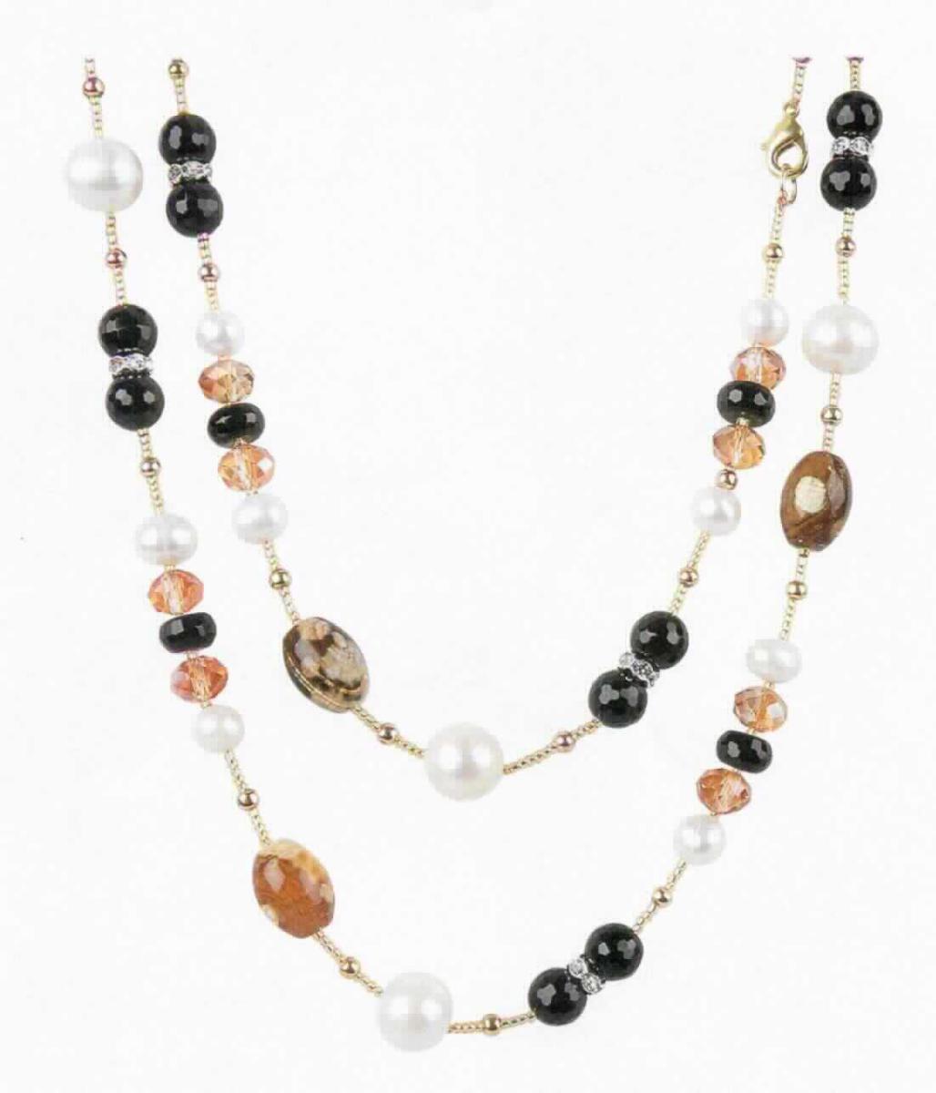 Halskette (Collier) aus Süßwasserzuchtperlen (weiß rund), Feuerachat (braun oval), Onyx (schwarz rund und rondellförmig), Kristallen (champagnerfarben rondellförmig) und goldfarbenen Zwischenelementen aus sog. Basismaterial; die Perlen, Onyx-Schmucksteine, Hämatit-Schmucksteine, Kristalle und Zwischenelemente sind auf eine
sog. Stahlseide-Schnur aufgefädelt,
- Collier mit einer Länge von etwa 100 cm, ausgestattet mit einem Karabinerverschluss aus unedlem Metall, sog.
  Basismaterial goldfarben,
- Antragstellerangaben -

Aufgrund der Anzahl und des Wertes verleihen die Schmucksteine der Ware ihren wesentlichen Charakter.

Abbildung siehe Anlage.

Derartige Erzeugnisse gehören als "Waren aus Edel- oder Schmucksteinen (natürlichen, synthetischen oder rekonstituierten), andere als solche des TARIC-Codes 7116 2011 00" zum TARIC-Code 7116 2080 00.