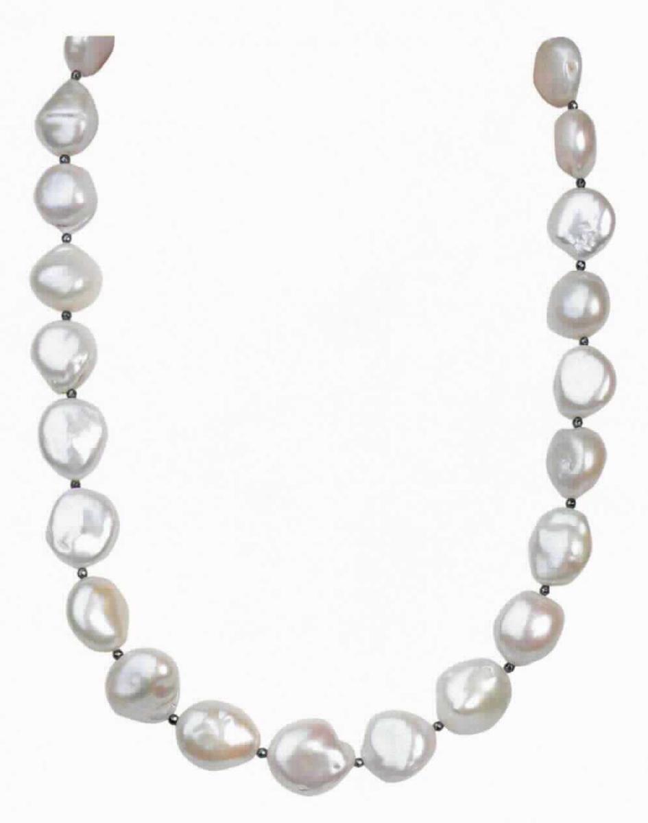 Halskette (Collier) aus Keshi-Perlen (weiße Zuchtperlen) und Hämatit (schwarz); die Perlen und Hämatit-Schmucksteine sind auf eine sog. Stahlseide-Schnur aufgefädelt,
- Collier mit einer Länge etwa 49, ausgestattet mit einer etwa 5 cm langen Verlängerungskette mit einem
  Karabinerverschluss aus 925er Sterling-Silber,
- Antragstellerangaben -

Aufgrund des Wertes, der Größe und nach Gesamteindruck verleihen die Zuchtperlen der Ware ihren wesentlichen Charakter.

Abbildung siehe Anlage.

Derartige Erzeugnisse gehören als "Waren aus Zuchtperlen" zum TARIC-Code 7116 1000 00.