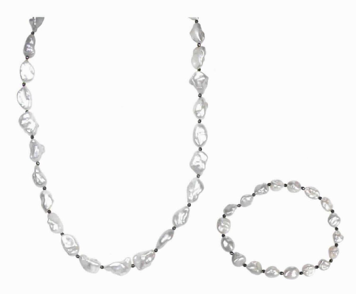 Zweiteiliges Set aus einer Halskette (Collier) und einem Armband, jeweils bestehend aus Keshi-Perlen (weiße Zuchtperlen) und Hämatit (schwarz); die Perlen und Hämatit-Schmucksteine sind auf eine sog. Gummi/Stahlseide-Schnur aufgefädelt,
- Collier mit einer Länge von etwa 45 cm, ausgestattet mit einer etwa 5 cm langen Verlängerungskette mit einem
  Karabinerverschluss aus 925er Sterling-Silber,
- Armband mit einem Umfang von etwa 20 cm, ohne Verschluss,
- Antragstellerangaben -

Aufgrund der Anzahl und des Wertes verleihen die Zuchtperlen der Ware ihren wesentlichen Charakter.

Abbildung siehe Anlage.

Derartige Erzeugnisse gehören als "Waren aus Zuchtperlen" zum TARIC-Code 7116 1000 00.