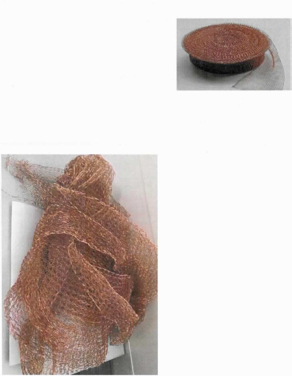 Es handelt sich um eine Rollenware in Form eines etwa 13 cm breiten und etwa 3000 cm langen Streifens aus einem Geflecht aus einem Kupferdraht mit einem Durchmesser von weniger als 0,5 mm. Die Ware ist zur Reinigung von metallischen Oberflächen bestimmt und wird hierzu in kleineren Stücken von der Rolle abgeschnitten und zu einem Knäuel zusammengerollt. 
- Antragstellerangaben -

Eine Einreihung in die Position 7418 kommt nicht in Betracht, da es sich um eine Meterware handelt und somit eine Warenansprache als "Schwämme, Putzlappen und ähnliche Waren zum Scheuern, Polieren oder dergleichen" ausgeschlossen ist.
- Antragstellerangaben - 

Derartige Erzeugnisse gehören als "andere (als in den Unterpositionen 7419 10 und 7419 91 genannte) Waren aus Kupfer, Geflechte aus Kupferdraht mit einem größten Durchmesser von 6 mm oder weniger" zum TARIC-Code 7419 9910 00.