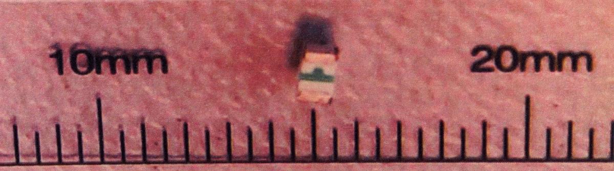 Leuchtdiode (Abbildung siehe Anlage),
- aus einem rot-leuchtenden Leuchtdiodenchip (Wellenlänge 640 nm),
  montiert in einem SMT-Gehäuse mit klarsichtiger Linse und zwei elektrischen
  Anschlusskontakten (1 x Anode, 1 x Kathode), Abmessungen 1,6 x 0,8 x 0,8 mm,
- keine Elemente für die Stromversorgung oder -regelung enthaltend.

"Leuchtdiode (LED)"