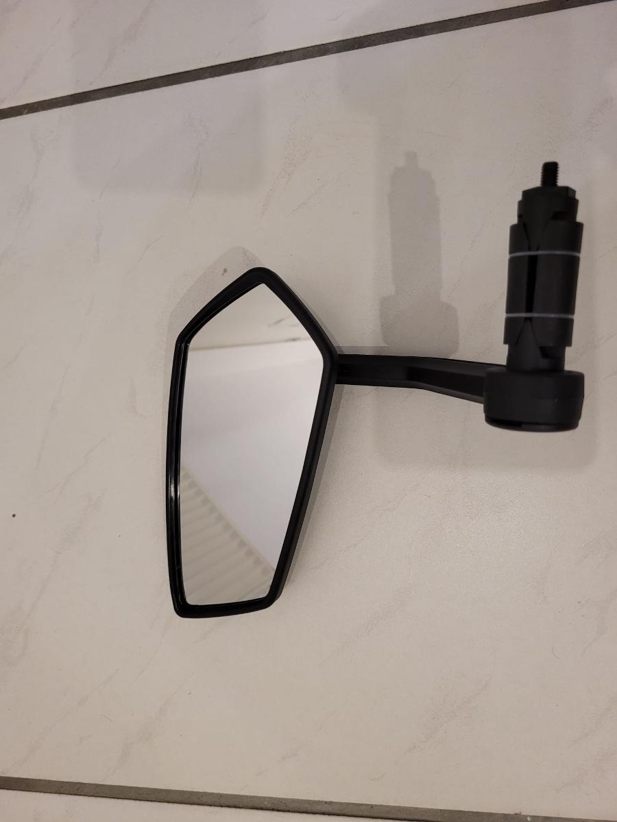 Spiegel aus Glas, sog. Spiegel eckig für Fahrradlenker, Foto siehe Anlage,
ein Warenmuster wurde nicht vorgelegt, die Einreihung erfolgt anhand der Antragsangaben,
aus verschiedenen Bestandteilen zusammengesetzte Ware; bestehend aus:
- einem Rückspiegel aus Glas,
- - in einem Gehäuse aus Kunststoff,
- - Spiegelfläche mit den Abmessungen: ca. 15 cm x 6,5 cm,
- - ohne Hinweise auf optische Bearbeitung des Spiegels,
- einem Gelenkarm aus Kunststoff,
- - am unteren Ende mit einer Klemmvorrichtung zur Befestigung des Spiegels am Lenker eines Fahrrads,
- der Spiegel aus Glas bestimmt insbesondere aufgrund seiner Bedeutung in Bezug auf die
  Verwendung den wesentlichen Charakter der zusammengesetzten Ware,
- keine Einreihung als Zubehör für Fahrräder in die Position 8714, da es sich beim Wortlaut der
  Position 7009 (Rückspiegel) um die genauere Warenbezeichnung handelt.

"Spiegel aus Glas, gerahmt, Rückspiegel für Fahrzeuge, anderer als in den TARIC-Codes 7009 1000 30
 bis 7009 1000 50 genannte"