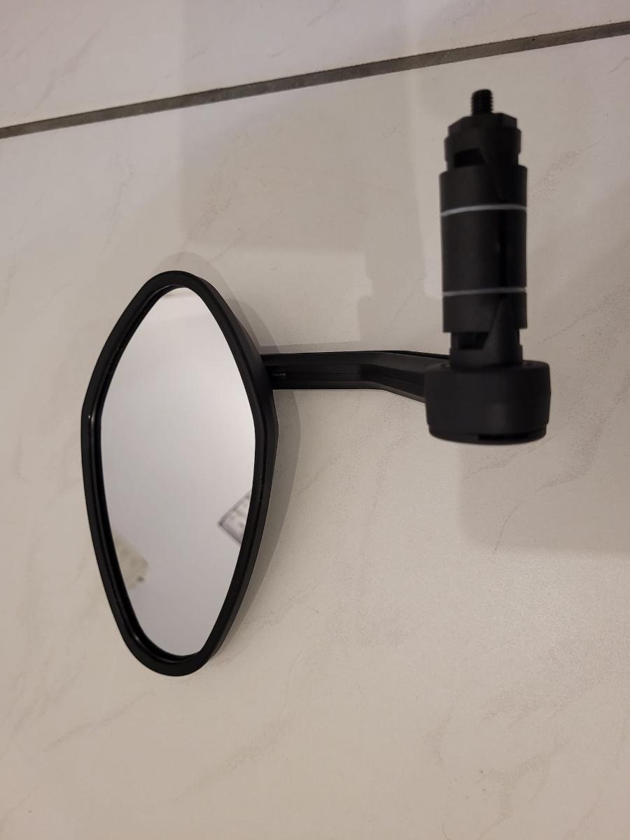 Spiegel aus Glas, sog. Spiegel oval für Fahrradlenker, Foto siehe Anlage,
ein Warenmuster wurde nicht vorgelegt, die Einreihung erfolgt anhand der Antragsangaben,
aus verschiedenen Bestandteilen zusammengesetzte Ware; bestehend aus:
- einem Rückspiegel aus Glas,
- - in einem Gehäuse aus Kunststoff,
- - Spiegelfläche mit den Abmessungen: ca. 14 cm x 6,5 cm,
- - ohne Hinweise auf optische Bearbeitung des Spiegels,
- einem Gelenkarm aus Kunststoff,
- - am unteren Ende mit einer Klemmvorrichtung zur Befestigung des Spiegels am Lenker
    eines Fahrrads,
- der Spiegel aus Glas bestimmt insbesondere aufgrund seiner Bedeutung in Bezug auf die
  Verwendung den wesentlichen Charakter der zusammengesetzten Ware,
- keine Einreihung als Zubehör für Fahrräder in die Position 8714, da es sich beim Wortlaut
  der Position 7009 (Rückspiegel) um die genauere Warenbezeichnung handelt.

"Spiegel aus Glas, gerahmt, Rückspiegel für Fahrzeuge, anderer als in den TARIC-Codes
 7009 1000 30 bis 7009 1000 50 genannte"