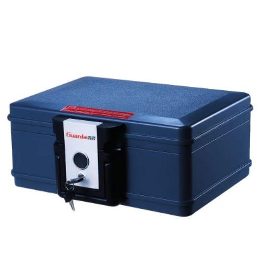 Angaben:
Feuer- und wasserfeste Dokumentenbox S; Verwendungszweck: Schützt wichtige Dokumente oder kleine Gegenstände vor Feuer und Wasser; Inhalt: 4,9 L; in verschiedenen Abmessungen.

Warenbeschaffenheit:
Dokumentenkassette (Abmessungen: ca. 34 x 14,5 x 25 cm) mit Kunststoffgehäuse und Isolationsmaterial bestehend aus einem beige-grauen, feuchten, körnigen, mit Fasern durchmischten Pulver.

Befund:
Waren aus Zement, auch bewehrt.
Zusammengesetzte Ware, bei der das Isolationsmaterial (überwiegend aus Zement bestehend) als charakterbestimmend angesehen wird.