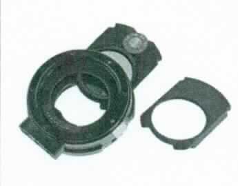 Sog. Kipon Adapter, im Wesentlichen bestehend aus einem Metall-Adapterring mit Bajonettanschluss für E/F Canon Objektive und einem E-Bajonett-Gegenanschluss für Sony Vollformatkameras, einem variablen, entnehmbaren Graufilter, Stativgondel mit 1/4 Zoll-Gewinde und USB-Anschluss (äußere Form siehe Abbildung in der Anlage).

Objektiv und Kamera werden durch den Adapter miteinander verbunden. Der Anschluss zwischen Adapter, Objektiv und Kamera ist mechanisch, wobei eine elektrische Datenübertragung/Signalumwandlung zwischen Objektiv und Kamera erfolgt. Der variable ND-Filter ist über vier Stufen über ein markiertes Drehrad am Adapter verstellbar.

Der Adapterring dient als Anschlussstück zwischen "Canon E/F Objektiven" und "Sony E-Bajonett-Kameras".

Die Ware wird als "Zubehör, erkennbar hauptsächlich bestimmt für Objektive für Kameras, die nicht von den Unterpositionen (TARIC) 9002 1100 10 bis 9002 1100 85 erfasst werden" eingereiht.