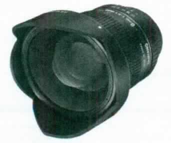 "Samyang Objektive" für Fotokameras bestehend aus einem gefassten Linsensystem mit mehreren Linsen aus optisch bearbeitetem Glas, mit einer Brennweite von 8 bis 100 mm und einer Lichtstärke von 1:1,4 bis 1:3,5. Das Objektiv wird geliefert mit Tasche, Schutzdeckel und Gegenlichtblende.

Zur äußeren Form, siehe Foto im Anhang.

Die Ware wird als "gefasstes optisches Element für Instrumente, Apparate und Geräte, nicht aus optisch nicht bearbeitetem Glas, Objektiv für Kameras, andere als in Unterposition (TARIC) 9002 1100 10 bis 9002 1100 80 genannt" eingereiht.