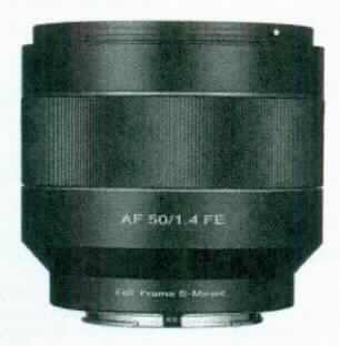 "Objektive" für Fotokameras, im Wesentlichen bestehend aus einem gefassten Linsensystem mit mehreren Linsen aus optisch bearbeitetem Glas, mit einer Brennweite von 14 bis 50 mm und einer Lichtstärke von 1:1,4 bis 1:2,8. Das Objektiv wird geliefert mit Schutzbeutel, Schutzdeckel und Gegenlichtblende.

Zur äußeren Form, siehe Foto im Anhang.

Die Ware wird als "gefasstes optisches Element für Instrumente, Apparate und Geräte, nicht aus optisch nicht bearbeitetem Glas, Objektiv für Kameras, andere als in Unterposition (TARIC) 9002 1100 10 bis 9002 1100 85 genannt" eingereiht.