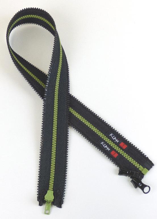 Bei dem Erzeugnis handelt es sich um einen Reißverschluss, bestehend aus zwei ca. 2 cm breiten und 70 cm langen Textilstreifen, an deren Längsseiten beidseitig Kunststoffzähnchen und Stopps angebracht sind. Mittels eines innenseitig angebrachten Kunststoffschiebers sind die innenseitig liegenden Zähnchenreihen (grün gefärbt) ineinander verhakt. Auf einem der Textilstreifen ist außenseitig ein weiterer Kunststoffschieber angebracht. Die außenliegenden Zähnchenreihen (schwarz gefärbt) sollen zur Verbindung von Jacken mit Jackenverbreiterungen dienen.

Die Ware ist als "Reißverschluss mit Zähnen aus Kunststoff" einzureihen.