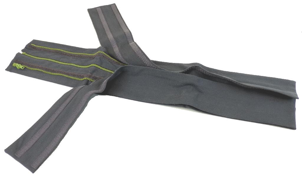 Das Erzeugnis, sog. "Verbreiterung" besteht im Wesentlichen aus zwei doppellagig genähten, ca. 6,5 cm breiten sowie ca. 71 cm langen Stoffbändern, die an der inneren Längsseite jeweils mit einem textilen Streifen mit Kunststoffzähnchen sowie Stops versehen sind. Die zwei gegenüberliegenden Zähnchenreihen sind mittels eines Schiebers ineinander verhakt.
Auf die Bänder ist mittig jeweils ein schmaler, textiler, mit Klett versehener Streifen mit Kunststoffzähnchen an der nach außen zeigenden Längsseite mit Stops aufgenäht. Einer der beiden Streifen ist mit einem Endstück (Bottom Stop) sowie einem Schieber versehen.
Auf den Klettstreifen ist mittels Klettverschluss abnehmbar jeweils eine sog. Blende in Form eines ca. 8,8 cm breiten und ca. 71 cm langen, doppellagig genähten Stoffbandes fixiert.

Das Erzeugnis stellt eine aus verschiedenen Bestandteilen zusammengesetzte Ware dar, deren Charakter aufgrund der Bedeutung für die Verwendung sowie des Gesamteindrucks durch den Reißverschluss-Bestandteil bestimmt wird.

Die mit einem Pappetikett umwickelte Ware dient zum Verbreitern von Jacken während einer Schwangerschaft. Sie soll bereits erweiterte Jacken zusätzlich erweitern und wird links sowie rechts mit der Erweiterung (Kumja) verbunden und an den Reißverschlussadapter gezippt, der wiederum an der Jacke fixiert ist.

Die Ware ist als "Reißverschluss mit Zähnen aus Kunststoff" einzureihen.