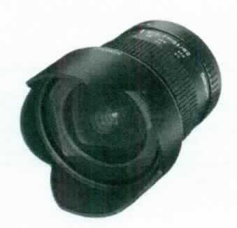 Objektive für Foto- und Filmkameras, im Wesentlichen bestehend aus einem gefassten Linsensystem mit mehreren Linsen aus optisch bearbeitetem Glas, mit einer Brennweite von 7,5 bis 35 mm und einer Lichtstärke von 1:1,2 bis 1:3,5. Das Objektiv wird geliefert mit Tasche, Schutzdeckel und Gegenlichtblende.

Zur äußeren Form, siehe Foto im Anhang.

Die Ware wird als "gefasstes optisches Element für Instrumente, Apparate und Geräte, nicht aus optisch nicht bearbeitetem Glas, Objektiv für Kameras, andere als in Unterposition (TARIC) 9002 1100 10 bis 9002 1100 85 genannt" eingereiht.