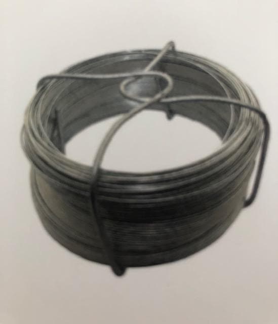 Verzinkter Stahldraht

Bei der Ware handelt es sich um einen Stahldraht aus nicht legiertem Stahl (SAE 1006). Der Draht hat einen Durchmesser von ca. 1,0 mm und ist mit einer Länge von ca. 100 m auf Drahtspulen (Spinne) aufgerollt. Die Oberfläche des Drahts ist verzinkt.
Die Ware wird als universell einsetzbares Befestigungsmaterial verwendet.

Die Ware wird nach ihrer stofflichen Beschaffenheit als Draht aus Eisen oder nicht legiertem Stahl, verzinkt, mit einem Kohlenstoffgehalt von weniger als 0,25 GHT, mit einer größten Querschnittsabmessung von 0,8 mm oder mehr, in den TARIC-Code 7217 2030 00 eingereiht.