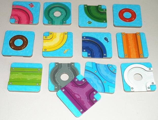 Bei dem durch Antragsangaben und ein Warenmuster veranschaulichten Erzeugnis handelt es sich um ein Puzzle aus 13 Papp-Plättchen.
Die mit stilisierten Motiven von Wasserrutschen-Bestandteilen bunt bedruckten, annähernd quadratischen Papp-Plättchen (Abmessungen jeweils ca. 65 x 65 x 6 mm) bilden zusammen mit einem sog. Spielplan ("Schwimmbecken" mit Steckkreuz), einem Schachtelboden, einer speziellen Kugel ("Milo"), zwei Start- bzw. Zielblöcken aus Holz, einem Spiralblock mit Spielaufgaben und Lösungen sowie einer Spielanleitung (alle nicht Gegenstand dieser vZTA) das sog. Schiebe-Puzzle "Logic! Games Milos Wasserpark".
Die 13 Papp-Plättchen sind von der spielenden Person geduldig so zu verschieben, dass eine durchgehende Wasserrutsche gebildet wird, über die später die Kugel "Milo" von Anfang bis Ende laufen kann. Dabei soll spielerisch das logische Denken und die Geschicklichkeit geschult werden.

Das Erzeugnis dient der spielerischen Unterhaltung insbesondere von Kindern. Eine Einreihung als "Gesellschaftsspiel" der Position 9504 kommt nicht in Betracht, da die Spielidee auf die spielerische Unterhaltung eines einzigen Spielers abstellt.
Das Erzeugnis stellt sich als Puzzle in Form eines Logik-, Denk- und Geduldspiels dar. Es ist in einem mit Artikeletikett versehenen Papierumschlag verpackt.

Derartige Erzeugnisse werden zolltarifrechtlich als "Puzzle, nicht aus Holz" eingereiht.