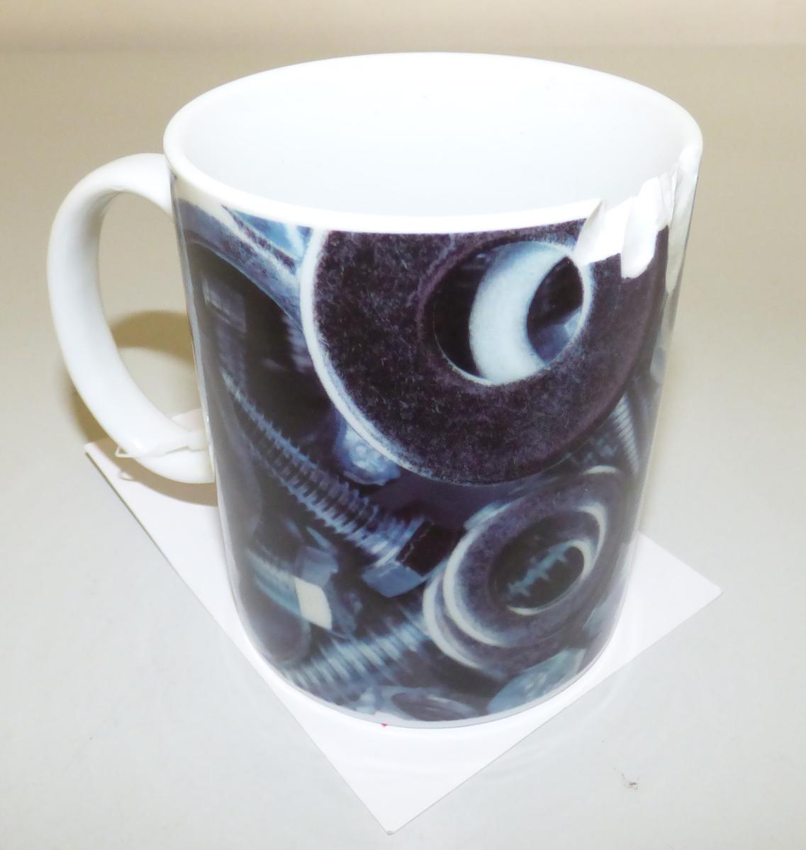 Geschirr aus Porzellan, sog. Kaffeebecher, 9019311, Foto siehe Anlage,
- innen weiße, außen mit Mustern (u. a. Schrauben, Unterlegscheiben und Muttern) und
  Schriftzügen versehene, glasierte, becherförmige Tasse mit Henkel,
- in den Abmessungen: ca. 8 cm (Durchmesser) x 9,5 cm (Höhe),
- keramisches Erzeugnis nach der Formgebung gebrannt, tonmineralhaltiges Material enthaltend,
- lt. Antrag aus Porzellan.

"Geschirr (Tasse), aus Porzellan"