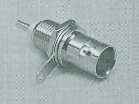 BNC-Einbaubuchse, langes Gewinde, 50 Ohm, Lötausführung
- im Wesentlichen bestehend aus einem spezifisch geformten Metallgehäuse (Messing, vernickelt), 
- mit einer Steckvorrichtung (Buchse) auf der einen Seite und einem Lötkontakt zur Kabelmontage 
  auf der anderen Seite (Messing, vergoldet), 
- für eine Spannung von weniger als 1000 V,
- für Koaxialkabelverbindungen bzw. Koaxialleitung,
- zur Einlochmontage,
- mit einer Impedanz von 50 Ohm,
- mit Teflon-Isolation,
- zum Herstellen einer elektrischen Verbindung durch das Einstecken des entsprechenden 
  Gegenstückes nach Montage eines Kabels.

Die Ware ist als "elektrisches Gerät zum Verbinden von elektrischen Stromkreisen, für eine Spannung von 1000 V oder weniger, Steckvorrichtung für Koaxialkabel" einzureihen.

Anlage: 1 Abbildung