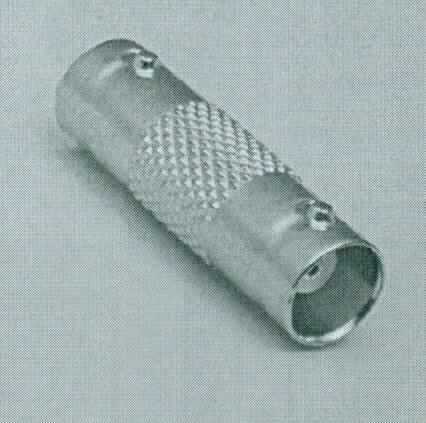 Adapter (BNC-Buchse auf BNC-Buchse, 50 Ohm)
- bestehend aus einem spezifisch geformten Zinkgehäuse
- mit einer BNC Buchse auf jeder Seite,
- für Koaxialkabel, 
- für eine Spannung von weniger als 1000 V, 
- zur Herstellung einer elektrischen Steckverbindung mit einem entsprechenden Gegenkontakt. 

Die Ware ist als "elektrisches Gerät zu, Verbinden von Stromkreisen, für eine Spannung von 1000 V oder weniger, Steckvorrichtung für Koaxialkabel" einzureihen.

Anlage: eine Abbildung