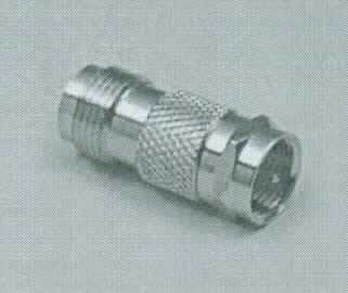 Adapter (F-Stecker auf TNC-Kupplung)
- aus einem spezifisch geformten Metallgehäuse (26,0 mm) mit Außensechskant und Gewinde versehen,
- mit einem F-Stecker auf der einen Seite und einer TNC-Kupplung (Buchse) auf der anderen Seite,
- als koaxialer Steckverbinder,  
- mit Delrin-Isolation,
- für eine Spannung von weniger als 1000 V,
- zum Herstellen einer elektrischen Verbindung nach Einstecken der entsprechenden Gegenstücke.

Die Ware ist als "elektrisches Gerät zum Verbinden von elektrischen Stromkreisen, für eine Spannung von 1000 V oder weniger, Steckvorrichtung für Koaxialkabel" einzureihen.

Anlage: 1 Abbildung