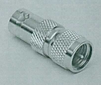 Adapter (Mini-UHF-Stecker auf BNC-Kupplung)
- bestehend aus einem spezifisch geformten Metallkörper (Gesamtlänge 29 mm),
- als Kontaktelement zur Verbindung verschiedener Koaxialkabelstecksysteme,
- auf der einen Seite mit einer BNC-Kupplung (Buchse) mit Bajonettverschluss und auf der 
  anderen Seite mit einem Mini-UHF-Stecker,
- mit Delrin-Isolation,
- für eine Impedanz von 50 Ohm,
- für eine Spannung von weniger als 1000 V konzipiert,
- zum Herstellen einer elektrischen Verbindung durch Einstecken der entsprechenden
  Gegenstücke.

Die Ware wird als "elektrisches Gerät zum Verbinden von elektrischen Stromkreisen, für eine
Spannung von 1000 V oder weniger, Steckvorrichtung für Koaxialkabel" eingereiht.

Anlage: 1 Abbildung