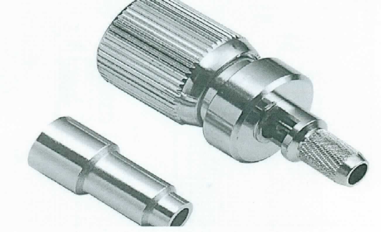 Sog. "1.6 / 5.6-Stecker, 75 Ohm, Crimpausführung, Teflon-Isolation, für RG 179/187", 
- noch nicht zusammengesetzt,
- im Wesentlichen bestehend aus einem spezifisch geformten Metallgehäuse (Gesamtlänge 23,5 mm) mit Innengewinde, 
- einem Anschlusspin (Mittelstift / Steckvorrichtung) für den Innenleiter , 
- einem  zusätzlichen Isolierröhrchen aus Kunststoff und einer Crimphülse, 
- für die Montage eines Koaxialkabels bzw. einer Koaxialleitung (RG 179/187),
- mit einer Impedanz von 75 Ohm,
- mit Teflon-Isolation,
- für eine Spannung von weniger als 1000 V konzipiert,
- zum Herstellen einer elektrischen Steckverbindung mit einem entsprechenden Gegenkontakt nach 
  der Montage eines Kabels.

Die Ware ist als "elektrisches Gerät zum Verbinden von elektrischen Stromkreisen, für eine Spannung von 1000 V oder weniger, Steckvorrichtung, für Koaxialkabel" einzureihen.

Anlage: 1 Abbildung