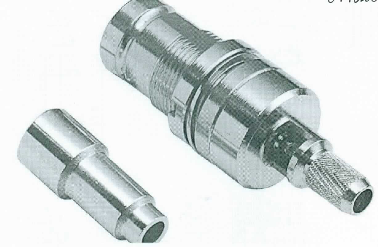 1.6 / 5.6-Kupplung, 
- im Wesentlichen bestehend aus einem spezifisch geformten Metallgehäuse (Gesamtlänge: 31 mm),
- mit einer Buchse mit Schraubgewinde (außen) auf der einen Seite und einer Anschlussvorrichtung 
  mit Rändelgewinde zur Montage einer beiliegenden Crimphülse (noch nicht zusammengesetzt) für 
  Koaxialkabel (RG 179/187) auf der gegenüberliegenden Seite,
- für eine Impendanz von 75 Ohm, 
- für eine Spannung von weniger als 1000 V konzipiert,
- mit Teflon-Isolation,
- zum Herstellen einer elektrischen Verbindung durch das Einstecken eines entsprechenden Gegenkontakts 
  nach Montage eines Koaxialkabels.

Die Ware ist als "elektrisches Gerät zum Verbinden von elektrischen Stromkreisen, für eine Spannung von 1000 V oder weniger, Steckvorrichtung für Koaxialkabel" einzureihen.

Anlage: 1 Abbildung