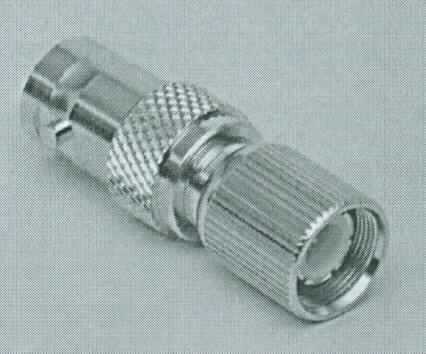 Adapter (BNC Buchse mit 1.6/5.6 Stecker)
- bestehend aus einem spezifisch geformten Messingkörper, auf der einen Seite mit einer BNC-Buchse (Kupplung) und auf der anderen Seite mit einem 1.6/5.6 Stecker (Koaxialstecker mit Schraub-, Schnapp- und Einschubtechnik) ,
- für eine Impedanz von 75 Ohm,
- für eine Spannung von weniger als 1000 V,
- zur Herstellung einer elektrischen Verbindung durch das Einstecken der entsprechenden Gegenstücke.

Die Ware wird als "elektrisches Gerät zum Verbinden von elektrischen Stromkreisen, für eine Spannung von 1000 V oder weniger, Steckvorrichtungen für Koaxialkabel" eingereiht.

Anlage: eine Abbildung