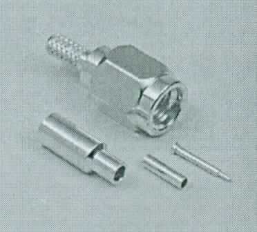 Sog. "SSMA-Crimpstecker für RG 174/U, vergoldet", 
- noch nicht zusammengesetzt,
- im Wesentlichen bestehend aus einem spezifisch geformten Metallgehäuse (Gesamtlänge 16,7 mm), 
- einem Anschlusspin (Mittelstift / Steckvorrichtung) für den Innenleiter (Gesamtlänge 7,7 mm), 
- und einer Crimphülse (Gesamtlänge 9,5 mm), 
- für die Montage eines Koaxialkabels bzw. einer Koaxialleitung (RG 174/U-188(A)/316/U),
- mit einer Impedanz von 50 Ohm,
- mit Teflon-Isolation,
- für eine Spannung von weniger als 1000 V konzipiert,
- zum Herstellen einer elektrischen Steckverbindung mit einem entsprechenden Gegenkontakt nach 
  der Montage eines Kabels.

Die Ware ist als "elektrisches Gerät zum Verbinden von elektrischen Stromkreisen, für eine Spannung von 1000 V oder weniger, Steckvorrichtung, für Koaxialkabel" einzureihen.

Anlage: 1 Abbildung