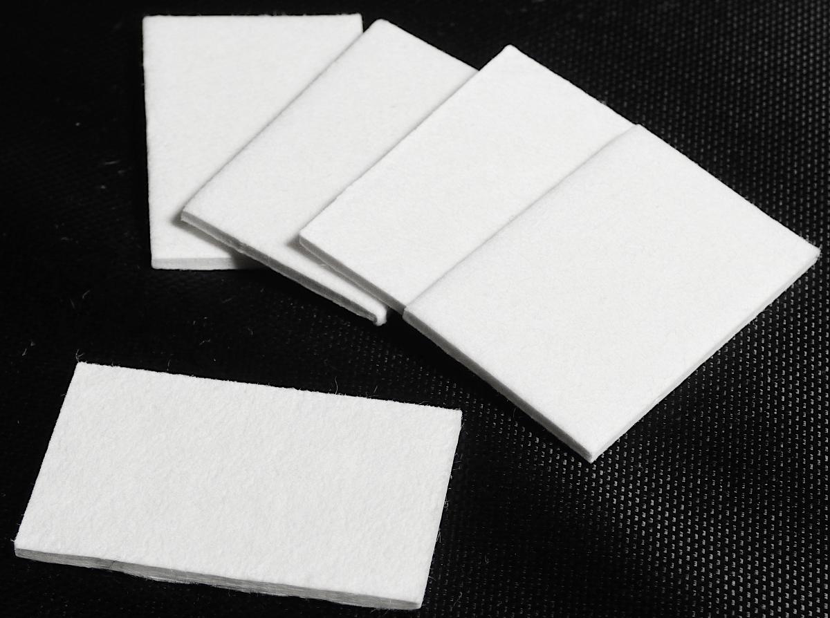 Es handelt sich um rechteckige Zuschnitte aus einem festen Vlies aus nicht versponnenen Zellstofffasern (gewichtsmäßig vorherrschend) und Baumwolle (Abmessungen etwa 3,5 x 2,2 x 0,2 cm). Die Zuschnitte dienen als Vliese für ein Beduftungsgerät und sollen mit ätherischen Öl beträufelt in eine Halterung eingebracht werden. Fünf Vliese sind gemeinsam in einen Kunststoffbeutel verpackt.

Abbildung siehe Anlage.

Derartige Waren gehören als "Vliese aus Zellstofffasern, von der im Haushalt oder zu sanitären Zwecken verwendeten Art, auf Größe oder auf Form zugeschnitten, andere als in den Unterpositionen 4818 10 10 bis 4818 90 10 genannte" zur Codenummer 4818 9090 00 0 des Zolltarifs.