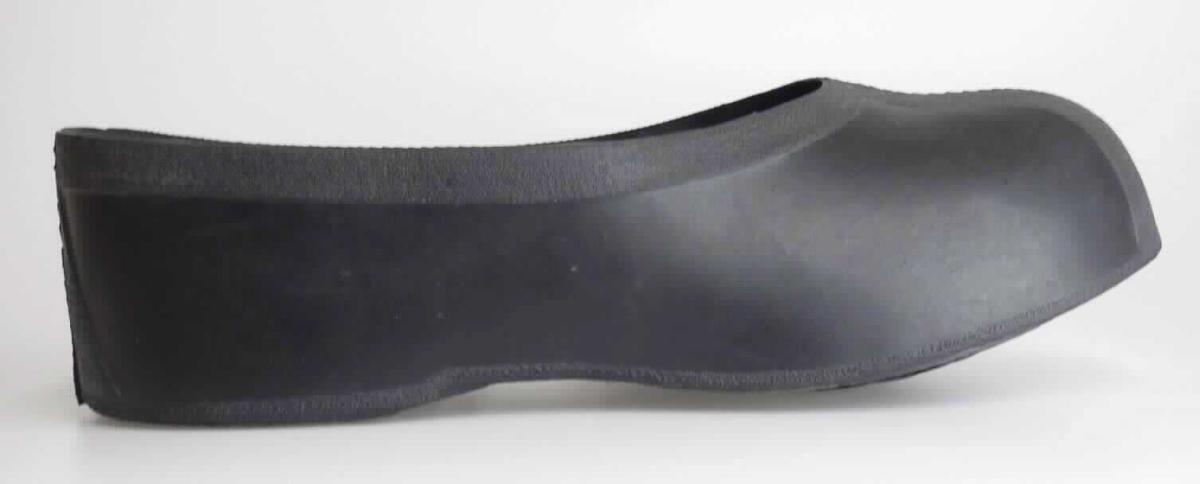 Wasserdichte Schuhe (Foto siehe Anlage)
- mit Laufsohlen aus Kunststoff/Kautschuk,
- mit Oberteil aus Kunststoff/Kautschuk; das Oberteil ist weder mit der Laufsohle noch selbst durch Nähen,
  Nieten, Nageln, Schrauben, Stecken oder ähnliche Verfahren zusammengefügt,
- ohne Metallschutz in der Vorderkappe,
- nicht den Knöchel bedeckend (somit keine Ware der Unterposition 6401 9210).

"Wasserdichte Schuhe mit Laufsohlen und Oberteil aus Kunststoff/Kautschuk, bei denen weder das Oberteil mit 
 der Laufsohle noch das Oberteil selbst durch Nähen, Nieten, Nageln, Schrauben, Stecken oder ähnlichen 
 Verfahren zusammengefügt ist, ohne Metallschutz in der Vorderkappe, nicht den Knöchel und das Knie bedeckend"