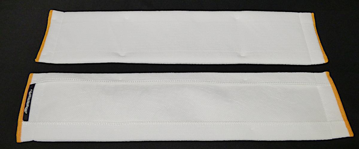 Reinigungstücher, Foto siehe Anlage,
- 10 Stück, jeweils 2 Stück steril verpackt, in einem Polybeutel,
- rechteckig, in den Abmessungen von laut Antrag ca. 48 cm x 12 cm,
- laut Untersuchungsergebnis mehrlagig gearbeitet:
-- mit einer Oberlage (Wischseite) aus einem ca. 1,5 mm dicken, einfarbigen Schlingengewirke,
-- mit einer Zwischenlage aus einem ca. 8 mm dickem Nadelfilz, wobei diese ca. 5 cm schmaler 
   gearbeitet ist,
-- mit einer Unterlage aus einem ca. 0,3 mm dicken, punktuell thermisch verfestigtem Vliesstoff,
-- alle Flächenerzeugnisse bestehen aus synthetischen Chemiefasern,
- an den Längsseiten der Ober- und Unterlage umgeschlagen und so festgenäht, dass sich Taschen
  bilden,
- an einer Schmalseite mit einem eingenähten Markenlogo in Form einer Aufhängeschlaufe ausge-
  stattet,
- durch Zusammennähen konfektioniert,
- ohne Hinweise auf Handarbeit,
- laut Antrag zur Verwendung als Ersatzbezug für einen Wischmopp mit Stiel,
- erfüllt nicht die Bedingungen zur Einreihung in die Position 9603,
- im Hinblick auf die Verwendung sind das Gewirke und der Nadelfilz als gleichbedeutend anzu-
  sehen, im Hinblick auf den Umfang (Fläche) ist das Gewirke, im Hinblick auf den Umfang (Dicke) 
  der Nadelfilz vorherrschend; somit verleiht weder das Gewirke noch der Nadelfilz der Ware 
  ihren wesentlichen Charakter; sie ist damit der von den gleichermaßen in Betracht kommen-
  den Unterpositionen (KN; 6307 1010 / 6307 1090) in der Nomenklatur zuletzt genannten zuzu-
  weisen.

"Andere konfektionierte Waren (Reinigungstücher) aus Spinnstoffen, aus Filz, nicht handge-
 arbeitet"