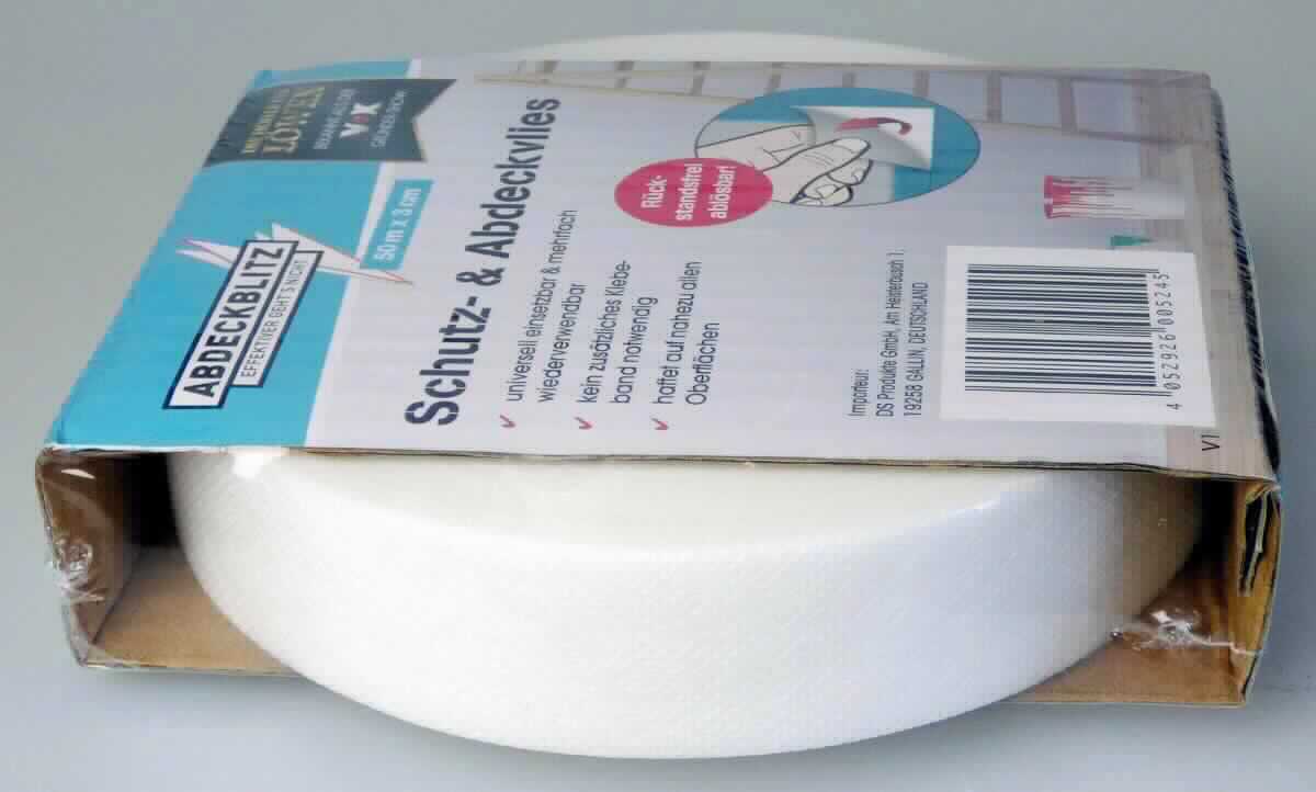 Vliesstoff, sog. Abdeckblitz, Foto siehe Anlage,
- in einem bedruckten Pappkarton verpackt,
- als Meterware, laut Antrag mit einer Breite von 3 cm und einer Länge von 50 m,
- laut Untersuchungsergebnis:
-- aus synthetischen Filamenten (keine aromatischen Polyamide),
-- punktuell thermisch verfestigt,
-- weder bestrichen noch überzogen,
-- einlagig,
-- kein melt blown,
-- mit einem Quadratmetergewicht von ca. 111 g,
-- einseitig mit selbstklebendem Kleber versehen.

"Vliesstoff, aus synthetischen Filamenten, mit einem Quadratmetergewicht von mehr als 70 g bis 150 g, weder
 bestrichen noch überzogen, andere als in den Unterpositionen 5603 1390 30 und 5603 1390 70 genannte"
