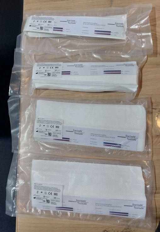 Vliesstoff, Foto siehe Anlage,
- laut Antrag:
-- rechteckig zugeschnitten, in den Abmessungen von 49 mm x 215 mm,
-- aus synthetischen Filamenten (Tyvek = Polyethylen),
-- einlagig, 
-- thermisch verfestigt, 
-- kein melt blown,
-- mit aufgedruckten Produktinformationen,
-- mit einem Quadratmetergewicht von ca. 80 g,
-- weder bestrichen noch überzogen,
- aufgrund des rechteckigen Zuschnitts nicht konfektioniert.

"Vliesstoff, aus synthetischen Filamenten, mit einem Quadratmetergewicht von mehr als 70 g bis 
 150 g, weder bestrichen noch überzogen"