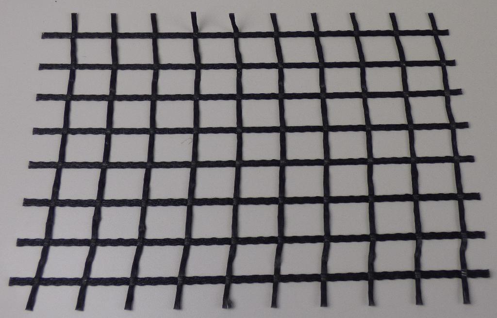 Nähgewirke, sog. Geoverbundstoff, Foto siehe Anlage,
- laut Antrag:
-- als Meterware, mit einer Breite von 5,3 m und einer Länge von 100 m,
-- in Kettenwirktechnik hergestellt (Vliesstoff mit maschenbildenden Spinnstoffgarnen),
-- aus synthetischen Chemiefasern (Polyester),    
-- keine Elastomergarne oder Kautschukfäden enthaltend,
-- roh,
-- ohne Flor- oder Schlingenoberfläche.

"Kettengewirke, anderes als solche der Positionen 6001 bis 6004, aus synthetischen Chemiefasern,
 anderes als in der Unterposition 6005 35 genannte, roh"