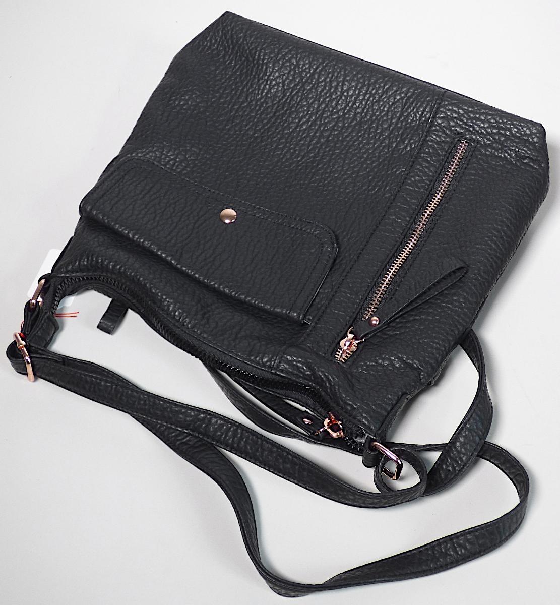 Handtasche, Foto siehe Anlage,
- mit einer Außenseite aus Kunststofffolien (lederartig geprägt),
- mit einem längenverstellbaren Schultertragegurt,
- an der Rückseite mit einem eingesetzten Reißverschlussfach,
- an der Vorderseite mit einem eingesetzten Reißverschlussfach mit einem vertikal verlaufenden
  Reißverschluss und mit einem eingesetzten Einsteckfach mit einer Überschlagklappe mit einem
  magnetischen Druckknopfverschluss,
- das Hauptfach ist mit einem entlang des oberen Rands verlaufenden Reißverschluss versehen,
- - gefüttert; innen mit einem Reißverschlussfach und einem offenen Einsteckfach ausgestattet,
- mit den Abmessungen: ca. 28 cm (Breite) x 25 cm (Höhe) x 7 cm (Tiefe),
- Handtasche, da aufgrund der Größe und des Gesamteindrucks in erster Linie dazu geeignet,
  kleinere, persönliche Gegenstände aufzunehmen.

"Handtasche, mit Außenseite aus Kunststofffolien"