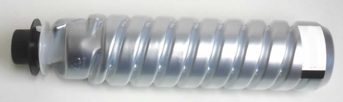Angaben:
Tonerpulver in Plastikbehälter/-gehäuse, mit abnehmbarer Klappe verschlossen, für Drucker/Kopierer.

Warenbeschaffenheit:
Mit schwarzem Tonerpulver befüllte Kunststoffflasche mit eingepressten Laufrillen und Drehverschluss.

Befund:
zubereitetes chemisches Erzeugnis zu fotografischen Zwecken:
Kartuschen mit thermoplastischem oder elektrostatischem Toner (ohne bewegliche Teile) zum Einsetzen in Geräte der Unterpositionen 8443 31, 8443 32 oder 8443 39.