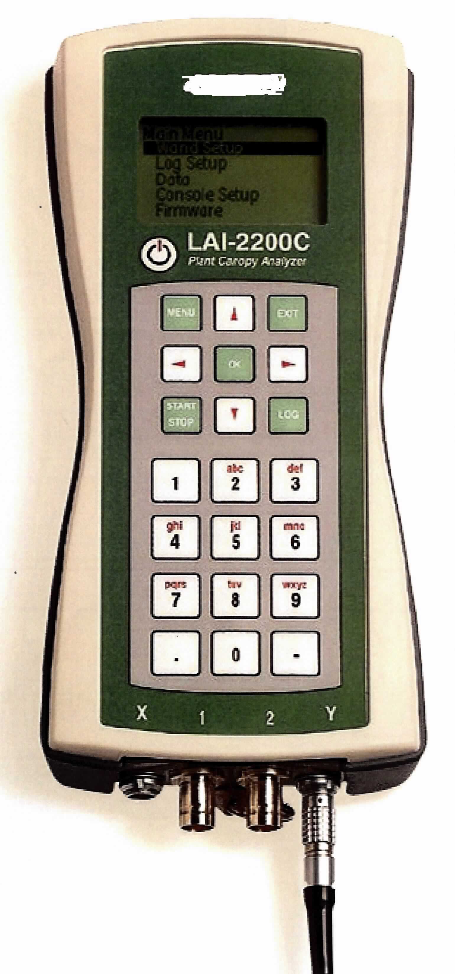 Bei der so genannten Konsole eines Hauptgerätes, LAI-2270C im Wesentlichen bestehend aus einem Gehäuse (H x B x T: 20,9 x 9,8 x 3,5 cm), mit einem LCD-Display, einem Bedienfeld mit 22 Tasten, einem internen Speicher, sowie 4 Anschlüssen für Messsonden, handelt es sich um ein unvollständiges Messgerät. An die Konsolen werden optische Sensoren angeschlossen, welche die Lichtstärke messen. Aus den gemessenen Werten berechnet die Konsole den so genannten Blattflächenindex (Leaf Area Index) und speichert diesen.
Das Gerät wird durch 4 AA Batterien (nicht Gegenstand dieser vZTA-Entscheidung) mit Strom versorgt.

Zur äußeren Form, siehe Foto im Anhang.

Die Ware wird als "optisches Gerät zum Messen oder Prüfen, in Kapitel 90 anderweit weder genannt noch inbegriffen, anderes als von der Unterposition (KN) 9031 4100 erfasst, kein Profilprojektor" eingereiht.