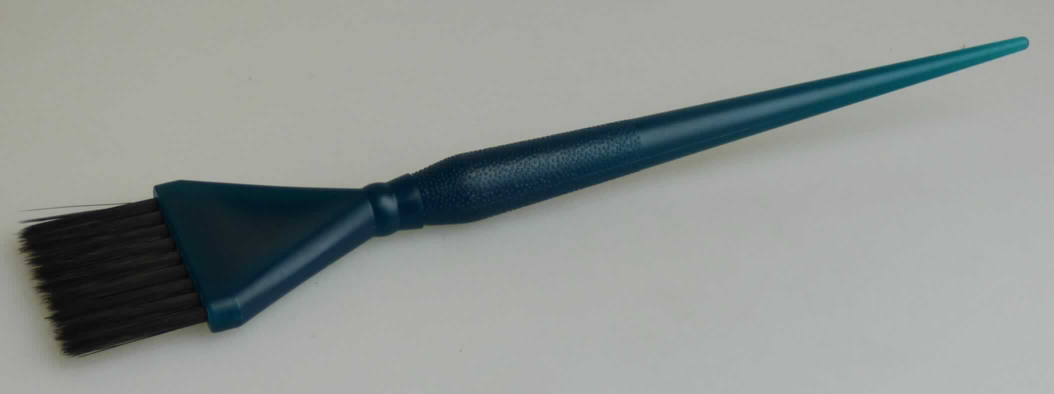 Es handelt sich um einen ca. 21,5 cm langen sog. "Pinsel für den Friseurbedarf" (Haarfärbepinsel) mit einem Stiel und einer Fassung aus Kunststoff, in die neun schwarze Faserbüschel aus synthetischen oder künstlichen Filamenten als Einzugsmaterial eingesteckt sind.

Das Erzeugnis ist als "Pinsel zur Körperpflege" einzureihen.