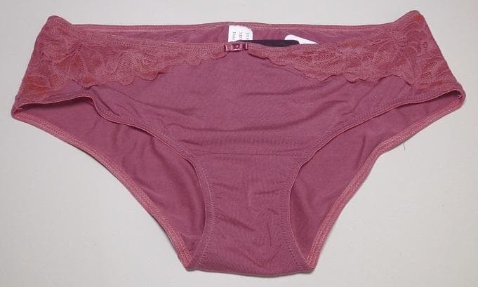 Unterhose, Größe 38, Foto siehe Anlage,
- in einem Polybeutel verpackt,
- aus ca. 0,5 mm dicken, einfarbigen Gewirken aus laut Antrag 95 % Modal und 5 % Elasthan
  (beides Chemiefasern); im Vorderteil seitlich mit Besätzen aus musterbildend durchbrochen
  gearbeiteten Gewirken (sog. Raschelspitze),
- als Hüftslip gearbeitet,
- ohne Öffnung und ohne Verschluss, 
- mit einem Schrittfutter (sog. Hygieneeinlage) ausgestattet,
- mit ca. 9 cm hohen Seitenteilen (gemessen vom Beinausschnitt bis zum oberen Rand),
- mit einer angenähten Wäscheschleife aus Gewebe verziert,
- aufgrund des Schnitts eindeutig als Frauenkleidung erkennbar,
- am oberen Rand und an den Beinausschnitten mit einem innen angenähten elastischen Band 
  verstärkt,
- u. a. aufgrund der Materialzusammensetzung keine Miederhose im Sinne der Position 6212.

"Unterhose, aus Gewirken, für Frauen, aus Chemiefasern"