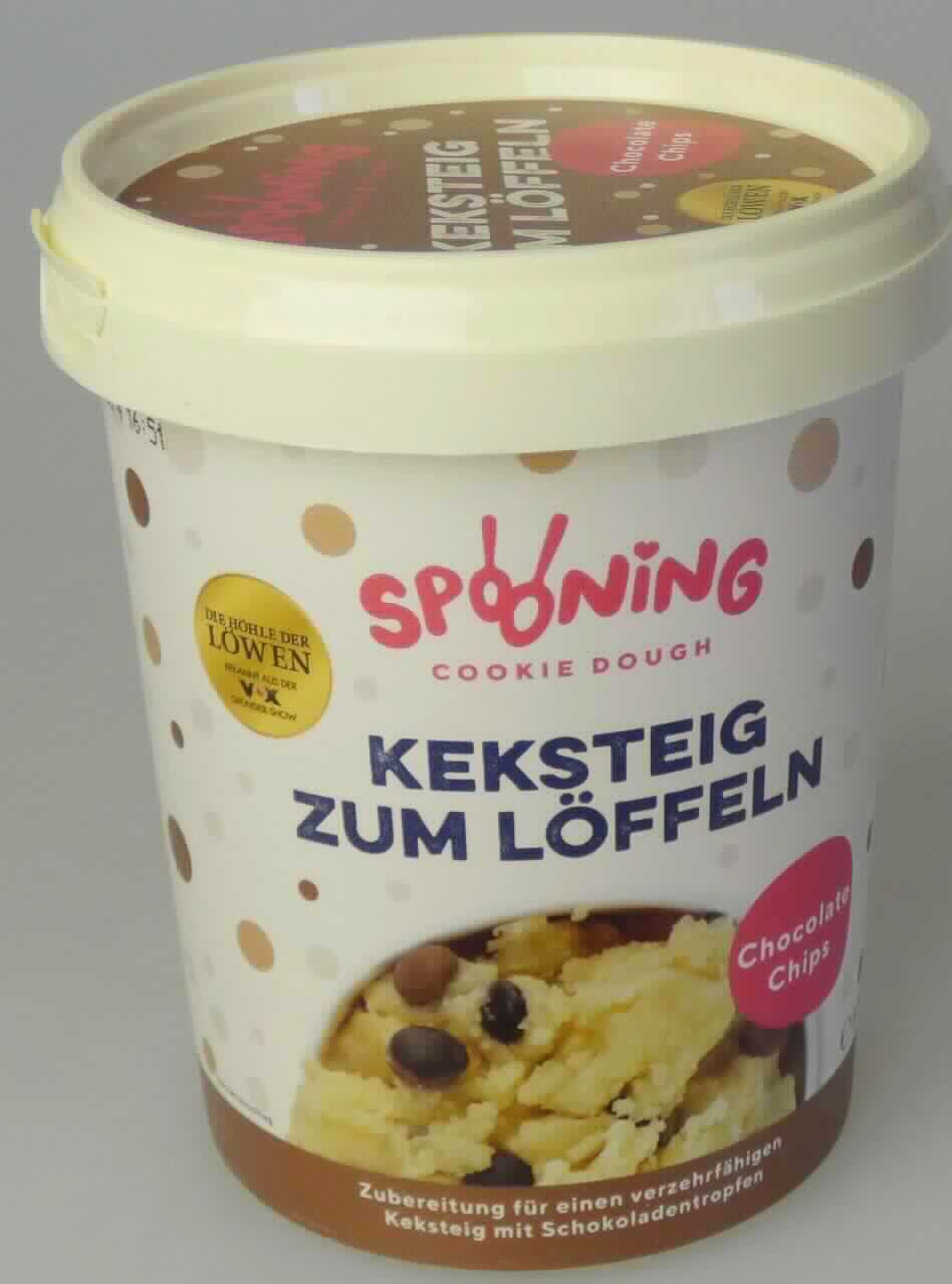 Keksteig zum Löffeln mit Schokoladentropfen

Beschreibung des vorgelegten Warenmusters:
Gelbliches mehlartiges Pulver, durchsetzt mit feinen, farblosen, glänzenden Kristallen (Zucker) und festen Schokoladentropfen; Geschmack süß, milchig, nach Vanille und den Schokoladetropfen; original verpackt in einem knapp zur Hälfte damit gefüllten, beigen, umlaufend etikettierten Kunststoffbecher mit Deckel; der Aufdruck enthält eine Abbildung des fertig zubereiteten Teigs und Angaben zum Erzeugnis (Keksteig zum Löffeln, Zubereitung für einen verzehrfähigen Keksteig mit Schokoladentropfen), zur Füllmenge (170 g), zu den Zutaten (siehe Feld 8) und zur Zubereitung (35 g Margarine und 20 ml Wasser hinzufügen und die Mischung zu einem Teig vermengen). 

Kakao, berechnet als vollständig entfetteter Kakao*: weniger als 40 GHT
Stärke*: 5 GHT oder mehr
Stärke/Glucose*: 25 bis weniger als 50 GHT
Saccharose/Invertzucker/Isoglucose*: 30 bis weniger als 50 GHT
Milchfett*: weniger als 1,5 GHT
Milchprotein*: weniger als 2,5 GHT
*: berechnet aus den vom Hersteller vorgelegten Rezepturangaben (vertraulich)

Lebensmittelzubereitung aus Mehl, mit einem Gehalt an Kakao von weniger als 40 GHT, anderweit weder genannt noch inbegriffen, 5 GHT oder mehr Stärke enthaltend, mit einem Gehalt an Saccharose (einschließlich Invertzucker als Saccharose berechnet) oder Isoglucose (als Saccharose berechnet) von weniger als 60 GHT; keine Mischung zum Herstellen von Backwaren der Position 1905 der KN, da der daraus zubereitete Teig in nicht gebackenem Zustand verzehrt wird.