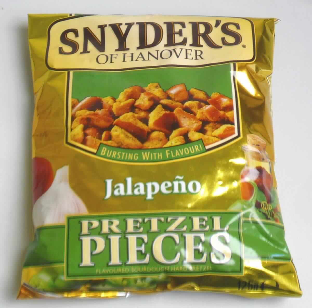 Knabbergebäck mit Jalapeno

Antragsangaben: Bretzelstücke, Geschmacksrichtung "Jalapeno"

Beschreibung des vorgelegten Warenmusters: 
Knuspriges, aus mundgerechten Bruchstücken (bis zu 4,8 cm x 2 cm) von handelsüblichen Laugenbretzeln 
bestehendes Knabbergebäck, unregelmäßig mit einer orangebraunen, fettigen, mit grünen Kräutern durchsetzten 
Würzschicht überzogen. Geschmack: salzig - sehr scharf - würzig, nach krossem Knabbergebäck mit Chilligewürz
Verpackung: Mehrsprachig bedruckter grün-goldfarbener Originalschlauchfolienbeutel mit Abbildung des Inhaltes, 
der Aufdruck enthält Angaben zum Erzeugnis (Sauerteig-Brezelstückchen mit Jalapeno-Geschmack), zur 
Füllmenge (125 g), zu den Zutaten (siehe Feld 8) und Nährwertangaben.

Stärke/Glucose*: 50 bis weniger als 75 GHT
Saccharose/Invertzucker/Isoglucose**: 0 bis weniger als 5 GHT
Milchfett***: 0 bis weniger als 1,5 GHT
Milchprotein***: 0 bis weniger als 2,5 GHT

*: festgestellt gemäß VO (EG) Nr. 900/2008, VO (EU) Nr. 118/2010
**: festgestellt gemäß VO (EG) Nr. 900/2008
***: abgeleitet aus der Zutatenliste

Andere nicht gesüßte Backware, Knabbergebäck aus Bretzeln