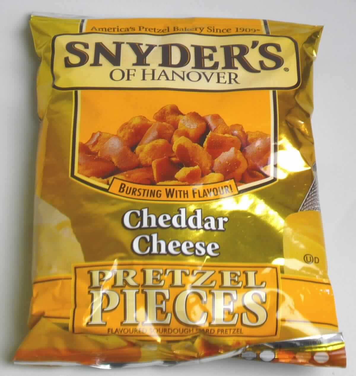 Knabbergebäck mit Käsegeschmack

Antragsangaben: Bretzelstücke, Geschmacksrichtung "Cheddar Cheese"

Beschreibung des vorgelegten Warenmusters: 
Knuspriges, aus mundgerechten Bruchstücken (bis zu 4,5 cm x 2 cm) von handelsüblichen Laugenbretzeln 
bestehendes Knabbergebäck, unregelmäßig mit einer lachsfarbenen, fettigen Würzschicht überzogen. 
Geschmack: käsig - würzig, nach krossem Knabbergebäck
Verpackung: Mehrsprachig bedruckter gelb-goldfarbener Originalschlauchfolienbeutel mit Abbildung des Inhaltes, der Aufdruck enthält Angaben zum Erzeugnis (Sauerteig-Brezelstückchen mit Cheddar-Käsegeschmack), zur 
Füllmenge (125 g), zu den Zutaten (siehe Feld 8) und Nährwertangaben.

Stärke/Glucose*: 50 bis weniger als 75 GHT
Saccharose/Invertzucker/Isoglucose**: 0 bis weniger als 5 GHT
Milchfett**: 0 bis weniger als 1,5 GHT
Milchprotein**: 0 bis weniger als 2,5 GHT

*: festgestellt gemäß VO (EG) Nr. 900/2008, VO (EU) Nr. 118/2010
**: festgestellt gemäß VO (EG) Nr. 900/2008

Andere nicht gesüßte Backware; Knabbergebäck aus Bretzeln