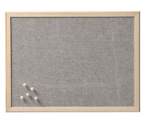 Pinnwand, Foto siehe Anlage,
- laut Antrag:
-- Zusammenstellung, bestehend aus einer Pinnwand, 5 Pinnwandnadeln und Befestigungs-
   material, in einer Kunststofffolie verpackt, 
-- Pinnwand:
--- rechteckig, in den Abmessungen von 40 cm x 30 cm,
--- mit einer Schauseite aus Geweben aus Leinen (= Flachs, pflanzlicher Spinnstoff des Kapitels 53) 
    und einer Rückseite aus Pappe,
--- mit einem Rahmen aus Holz (Kiefer),
- durch Zusammenfügen konfektioniert,
- wird üblicherweise an der Wand befestigt, stellt sich damit weder als Ware der Position 9403 noch 
  als Ware der Position 9404 dar,
- im Hinblick auf den Umfang sind das Gewebe und die Pappe gegenüber dem Holz charakter-
  bestimmend, im Hinblick auf das äußere Erscheinungsbild sind das Gewebe und das Holz gegen-
  über der Pappe charakterbestimmend und im Hinblick auf die Verwendung sind das Gewebe, 
  die Pappe und das Holz gleichbedeutend; insgesamt verleiht somit das Gewebe der Ware ihren 
  wesentlichen Charakter,
- laut Antrag:
-- 5 Pinnwandnadeln:
--- ca. 2 cm lang,
--- mit zugespitztem Schaft aus Stahldraht und kugelförmigen Kopf aus Holz ausgestattet,
-- Befestigungsmaterial:
--- in Form von zwei Ringschrauben aus unedlem Metall,
- gemeinsam für den Einzelverkauf aufgemacht und zur Befriedigung eines speziellen Bedarfs 
  (Aufstecken von Nachrichten) zusammengestellt,
- im Hinblick auf Umfang und Verwendungszweck bestimmt die Ware zur Innenausstattung
  (Pinnwand) den Charakter der Warenzusammenstellung.

"Andere Ware zur Innenausstattung (Pinnwand), aus Spinnstoffen, keine Ware der Position 9404, 
 andere als in den Unterpositionen (HS) 6304 11 bis 6304 91 genannte, aus Flachs"