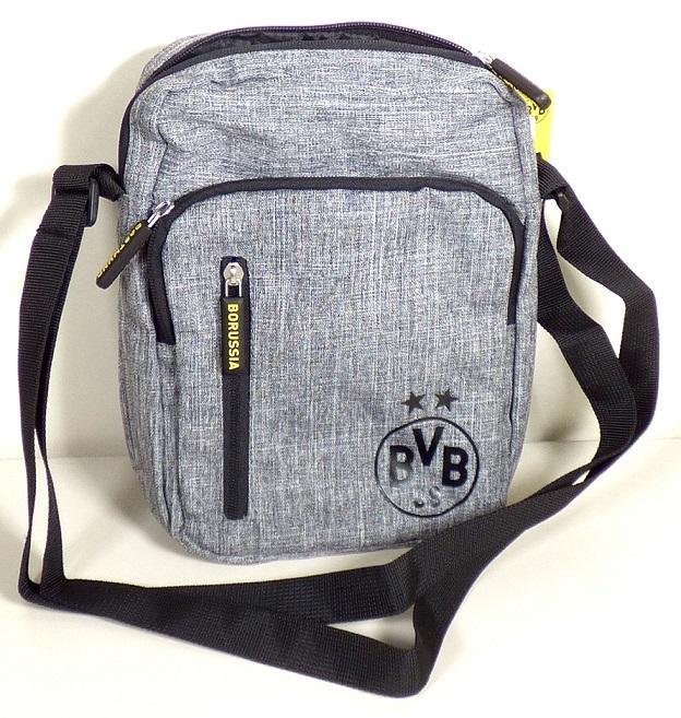 Handtasche, sog. BVB09 Stadiontasche, Foto siehe Anlage,
- mit einer Außenseite aus Spinnstoffen,
- - auf der Vorderseite mit einem Vereinslogo bedruckt,
- mit einem längenverstellbaren Schultertragegurt,
- mit einem Vorfach mit Reißverschluss und einem darauf eingesetzten Reißverschlussfach,
- mit einem Einsteckfach mit Klettverschluss an der Rückseite,
- Hauptfach mit einem entlang des oberen Randes bis zu den Seiten verlaufenden Reißverschluss,
- gefüttert; ohne Inneneinteilung,
- in den Abmessungen: ca. 19 cm (Breite) x 25 cm (Höhe) x 8 cm (Tiefe),
- nicht handgearbeitet (laut Antrag),
- Handtasche, da aufgrund der Form, der Größe und des Gesamteindrucks in erster Linie
  dazu geeignet, kleinere, persönliche Gegenstände aufzunehmen.

"Handtasche, mit Außenseite aus Spinnstoffen, nicht handgearbeitet"