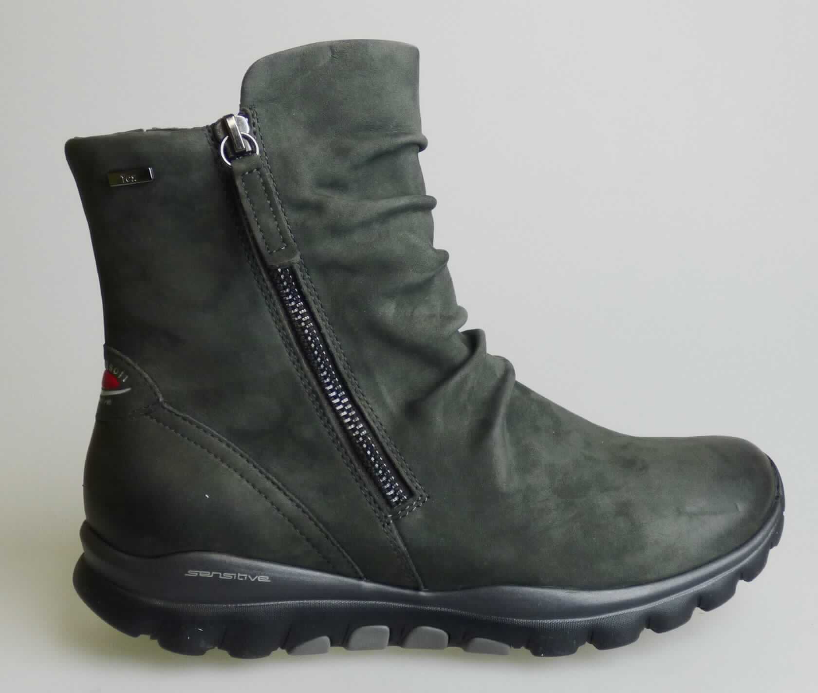 Stiefel (lt. Antrag: "Freizeitschuh für Damen, Größe 4,5", Foto siehe Anlage)
- mit Laufsohlen aus Kunststoff/Kautschuk; ohne Hauptsohle aus Holz,
- mit Oberteil aus Leder,
- seitlich mit Reißverschluss und Zierreißverschluss,
- ohne Metallschutz in der Vorderkappe, 
- den Knöchel, jedoch nicht die Wade bedeckend,
- mit einer Länge der Innensohle von ca. 24,8 cm,
- für Frauen (u. a. schlanker Schnitt).

"Schuhe mit Laufsohlen aus Kunststoff/Kautschuk und Oberteil aus Leder, andere als in den Unterpositionen 
 6403 1200 bis 6403 9105 genannte, den Knöchel, jedoch nicht die Wade bedeckend, andere als in der
 Unterposition 6403 9111 genannte, für Frauen"