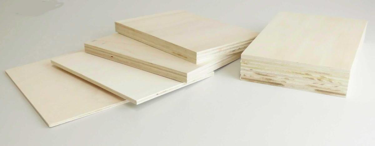 Sperrholzplatten

Antragsangaben: Sperrholzplatten in den Abmessungen 2500 x 1220 x 4 - 40 mm, komplett aus Albasia

Beschaffenheit der vorgelegten Warenproben: Platten aus Furnierlagen mit unterschiedlicher Lagenanzahl bei jeweiligen Furnierdicken von weniger als 6 mm. Die Fasern aufeinander folgender Lagen kreuzen sich in einem Winkel von 90°. Die Außenlagen und alle Innenlagen bestehen aus der Holzart "Albizia falcataria". Die Oberflächen sind geschliffen.
Das vorgelegte Warenmuster weist die Beschaffenheitsmerkmale von Sperrholz auf, den Außenseiten aus dem tropischen Holz "Albizia falcataria". 

Anderes Sperrholz, ausschließlich aus Furnieren mit einer Dicke von 6 mm oder weniger, mit mindestens einer äußeren Lage aus anderem tropischen Holz, hier der Art Albizia falcataria.