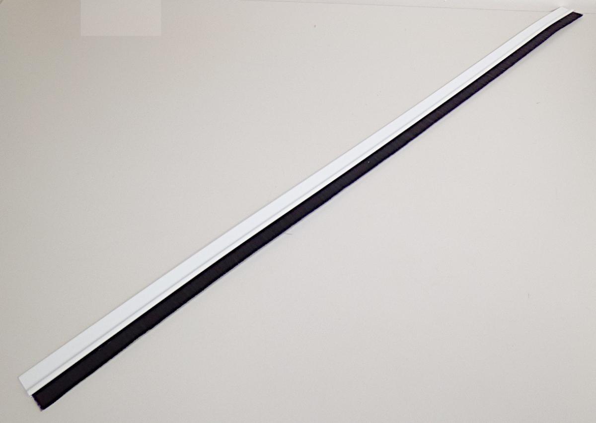 Türbodendichtung, sog. Türdichtung STANDARD, Art. 3512342, Foto siehe Anlage,
- an einem bedruckten Pappaufhänger befestigt,
- in den Abmessungen (L x H) von ca. 100 cm x 4,5 cm,
- aus einem U-förmigen Profil aus unedlem Metall mit eingefügten, ca. 2,2 cm langen „Borsten“ aus
  synthetischen Monofilen der Position 5404 aus laut Antrag Polypropylen mit einem Durchmesser
  von weniger als 1 mm (keine Monofile des Kapitels 39; damit keine Ware der Position 3916); in eine
  Halterung aus einfarbigem (weißem) Kunststoff eingeschoben,
- auf der Rückseite mit einem Klebestreifen mit Abdeckpapier ausgestattet,
- durch Zusammenfügen konfektioniert,
- wird mittels des Klebestreifens an der Unterkante einer Tür befestigt und soll den Spalt zwischen
  Tür und Boden abdichten, um so einen Luftzug und das Eindringen von Schmutz usw. zu verhindern,
- kennzeichnet sich aufgrund der raumbezogenen Funktion als Ware zur Innenausstattung und wird
  u. a. damit weder vom Warenkreis der Position 5609 noch der Position 9603 erfasst,
- insbesondere in Hinblick auf die Verwendung bestimmen die synthetischen Monofile der Position 5404
  den wesentlichen Charakter der Ware.

"Andere Ware zur Innenausstattung (Türbodendichtung), aus Spinnstoffen, keine Ware der Position 9404,
 andere als in der Unterposition 6304 91 genannte, aus synthetischen Chemiefasern, andere als in der
 Unterposition 6304 9300 10 genannte"